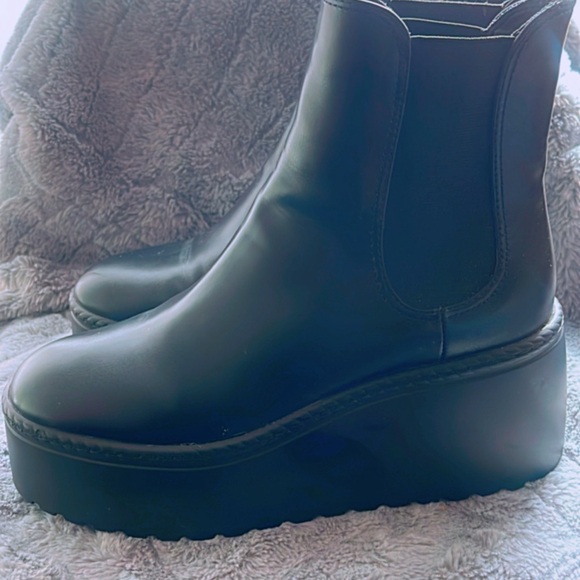 Women’s Nine West size 8.5 platform Chelsea boots. - Picture 4 of 4